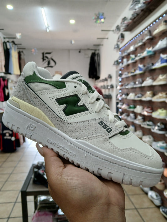 W New Balance 550 Sneakers