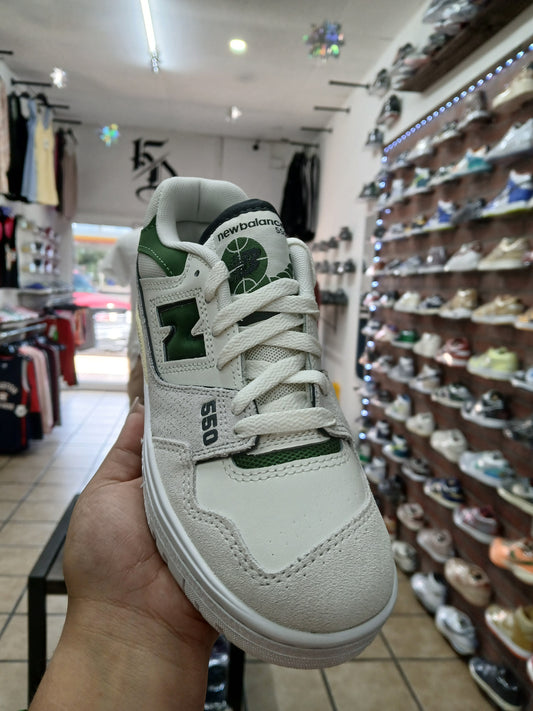 W New Balance 550 Sneakers